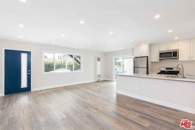 Building Photo - 3872 Bentley Ave Unit A