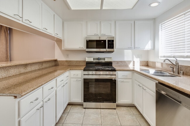 Kitchen - 321 W Dryden St