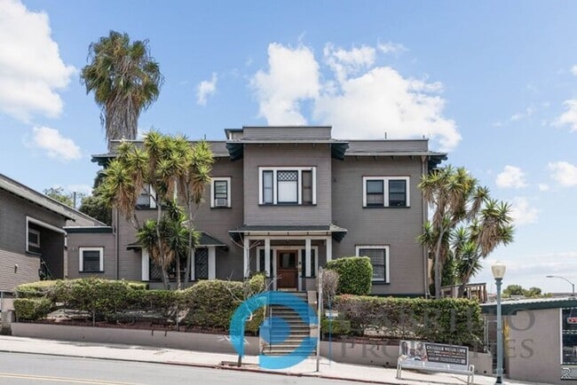 Building Photo - 2203 Broadway