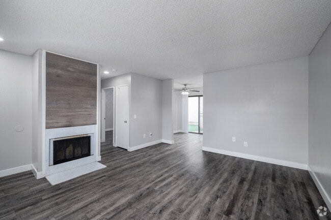 1BR, 1BA - 686SF - Living Room - Northwoods