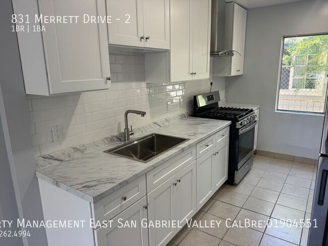 Building Photo - 831 Merrett Dr Unit 2