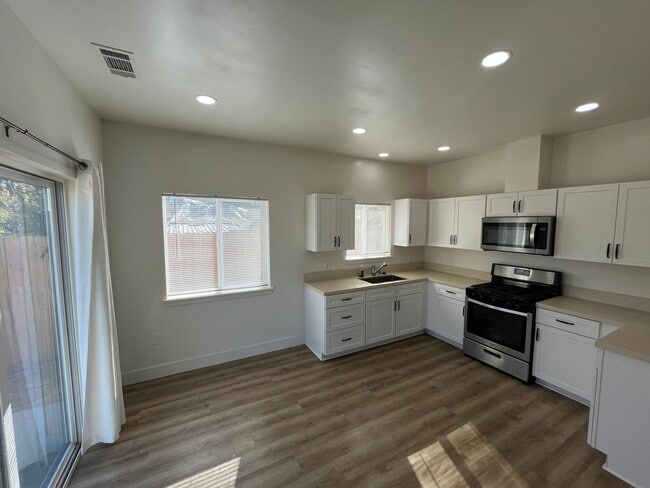 Photo - 449 Tognazzini Ave