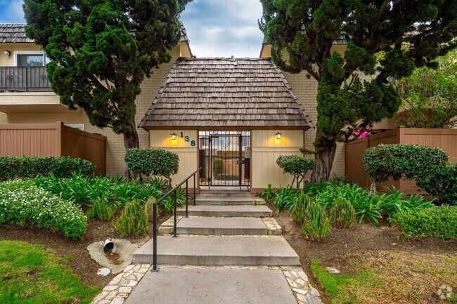 Building Photo - Bryn Mawr 3+2 condo with community pool!