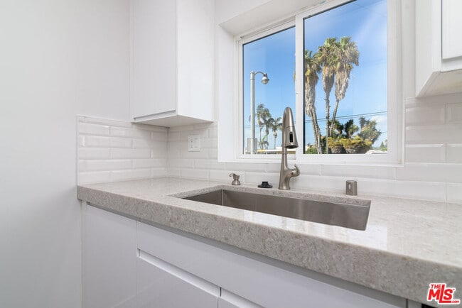 Photo - 1310 W Valencia Dr Unit 1306