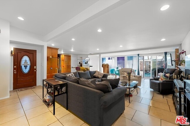 Photo - 17816 Lull St