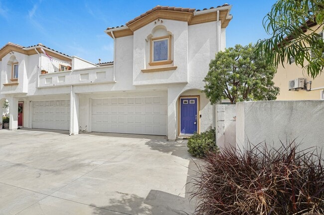 Building Photo - Spacious 3 Bedroom 2.5 Bath Available Now!