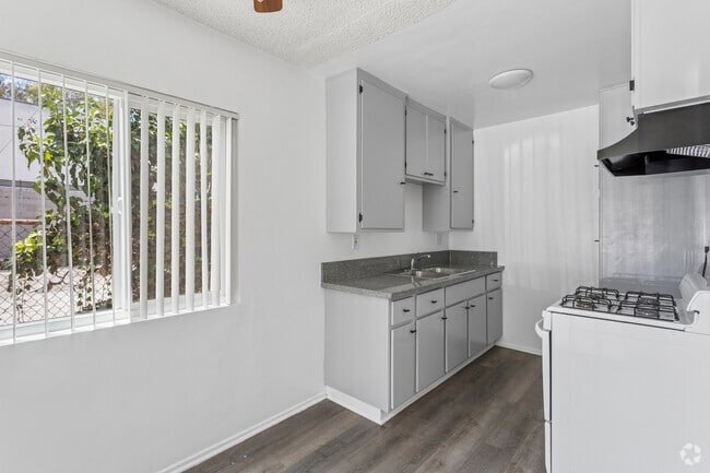 1BR, 1BA - 882SF - Dining Room - 2135 Santa Fe Ave.