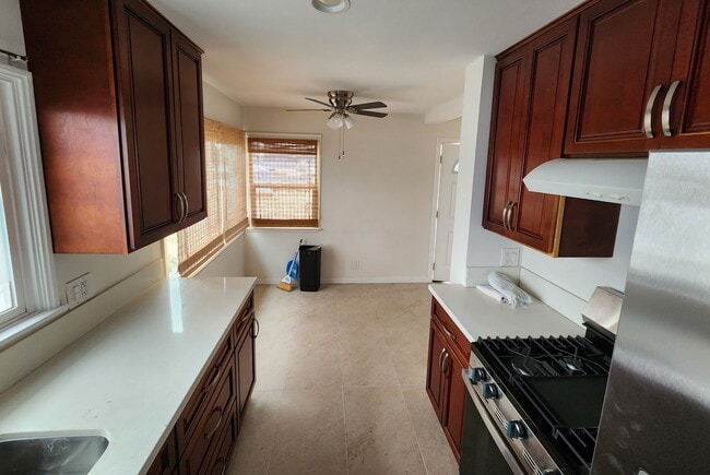 Photo - 947 Victoria Ave