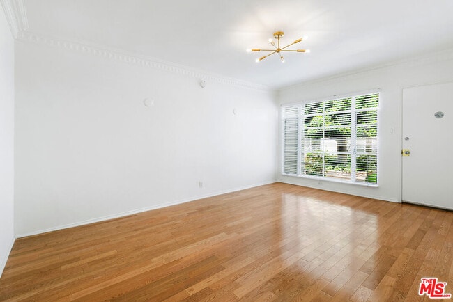 Photo - 154 N Sycamore Ave Unit 4