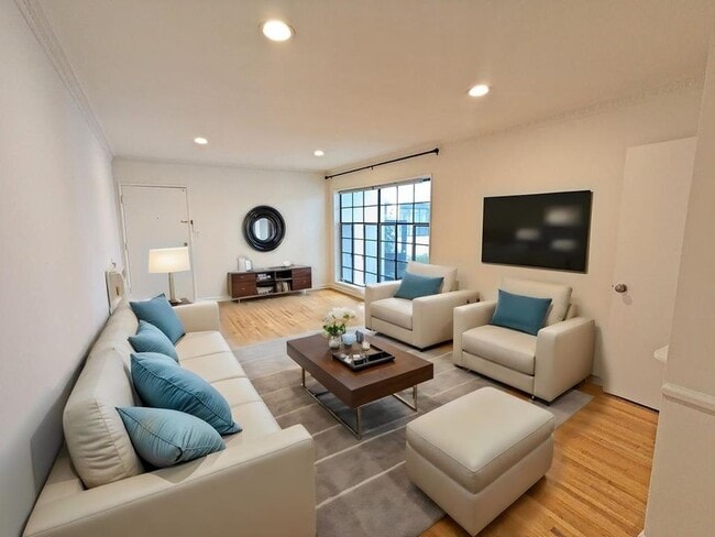 Building Photo - 817 S Windsor Blvd