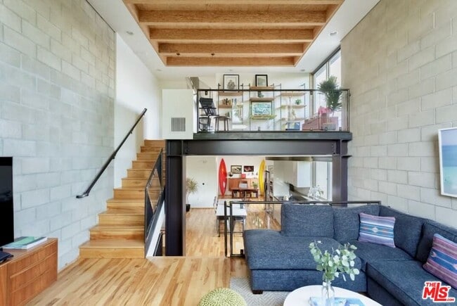 Building Photo - 530 N Larchmont Blvd Unit 3