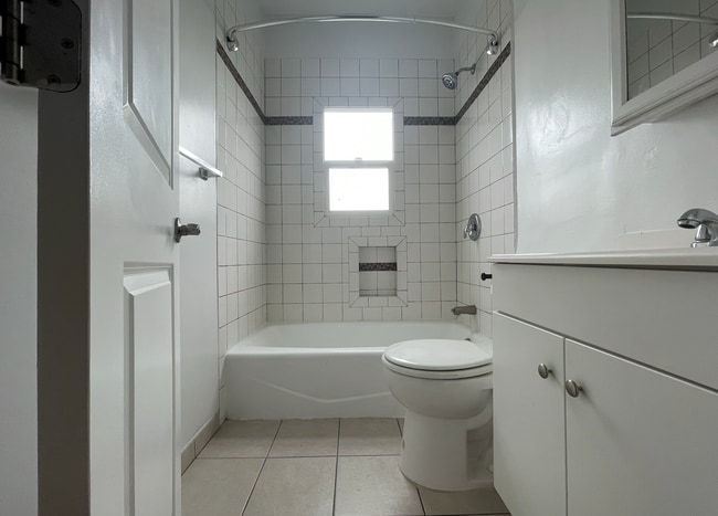 Photo - 5138 Melrose Ave Unit 205