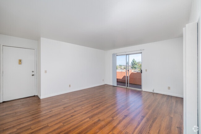 2BR, 1BA - 785SF - Living Room - 2422 E. 11th St.