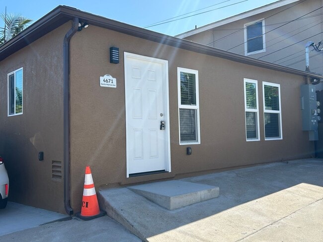Building Photo - 1 Bed/1 Bath Newly Renovated Unit 4671