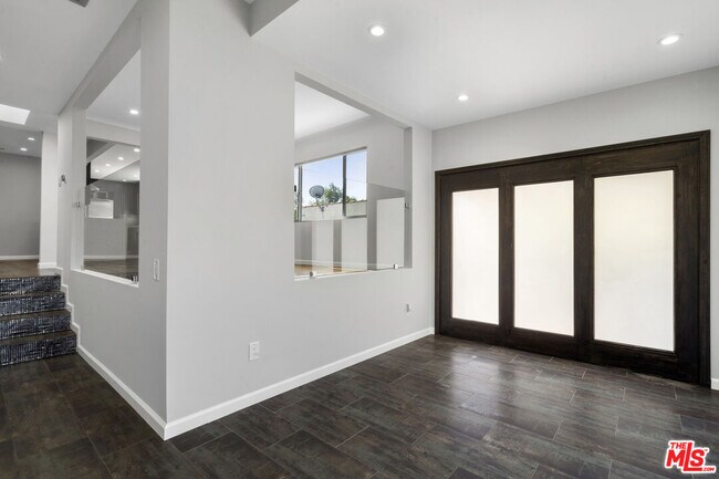 Photo - 3084 St George St