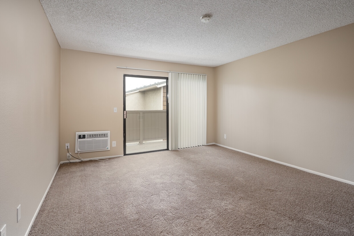 3D Tour - Pinecreek Apartments