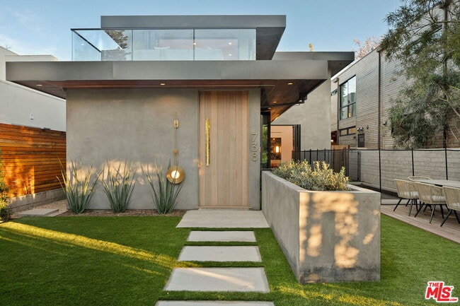 Photo - 738 Palms Blvd