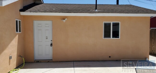 Building Photo - 1390 Yale Pl Unit 1390-A