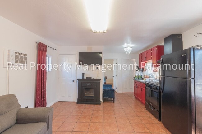 Building Photo - 1362 E 61st St Unit 1364 1/2
