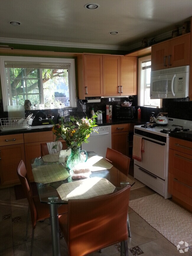 Building Photo - 1438 19th St Unit A Rental