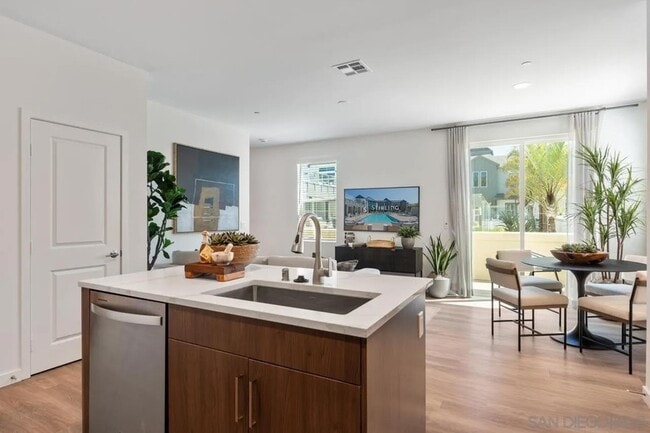 Building Photo - 5025 Avenida Lugano