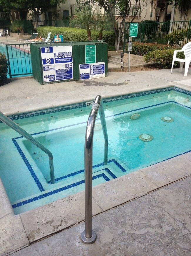 Photo - 5460 White Oak Ave Unit J