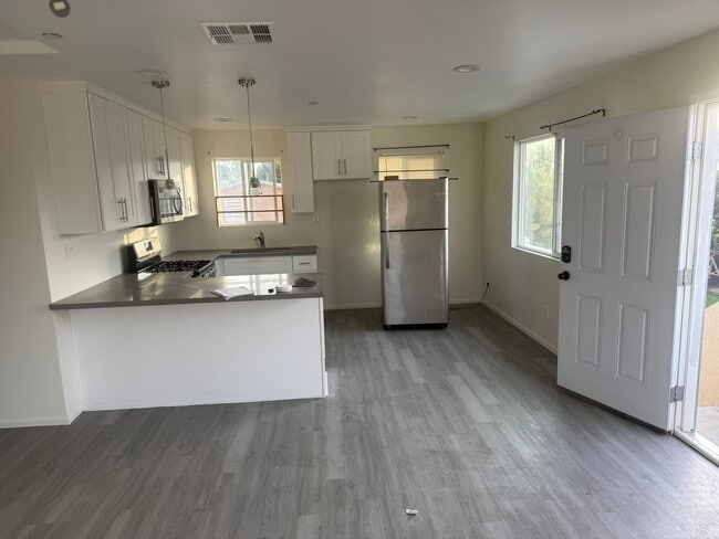 Building Photo - 4070 Newton Ave Unit 4070