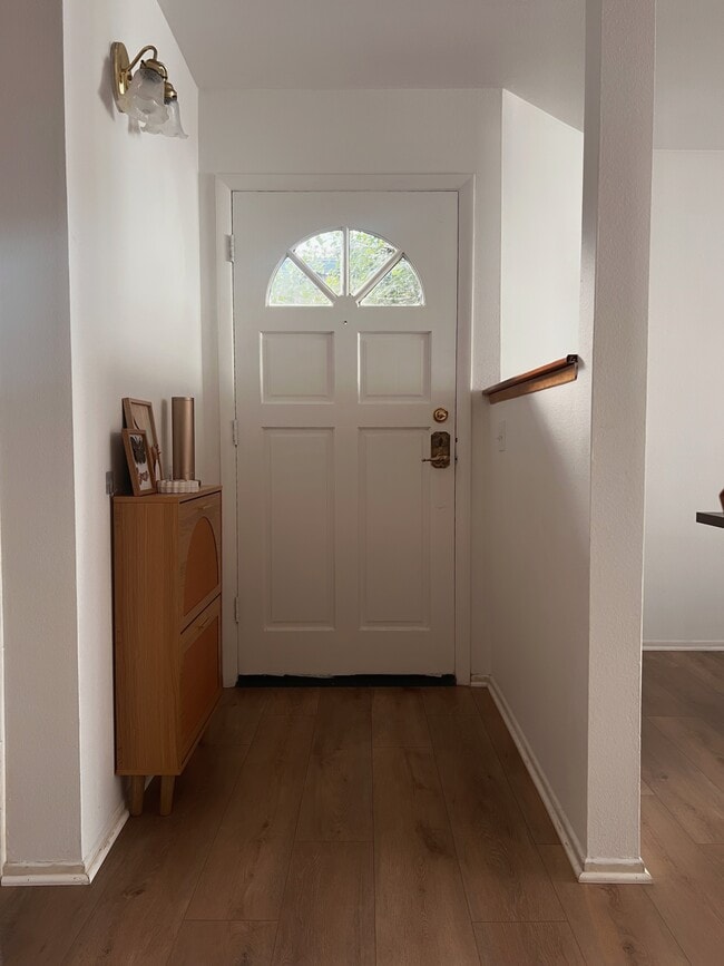 Building Photo - 18435 Keswick St Unit 4