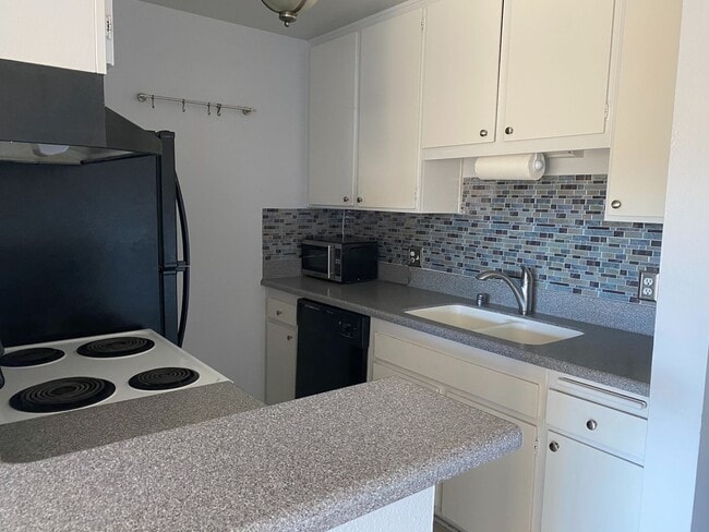 Building Photo - Gorgeous One Bedroom Condo in the heart of Fashion Valley