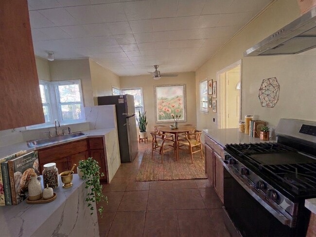 Photo - 557 W Oldfield St