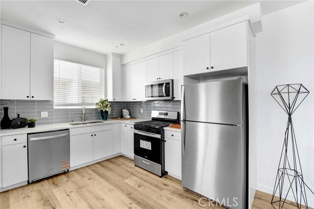 Photo - 11954 Vanowen St