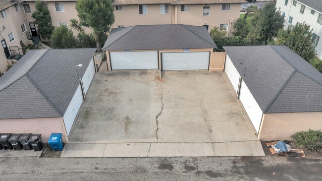 Garages - 4080 Abourne Rd
