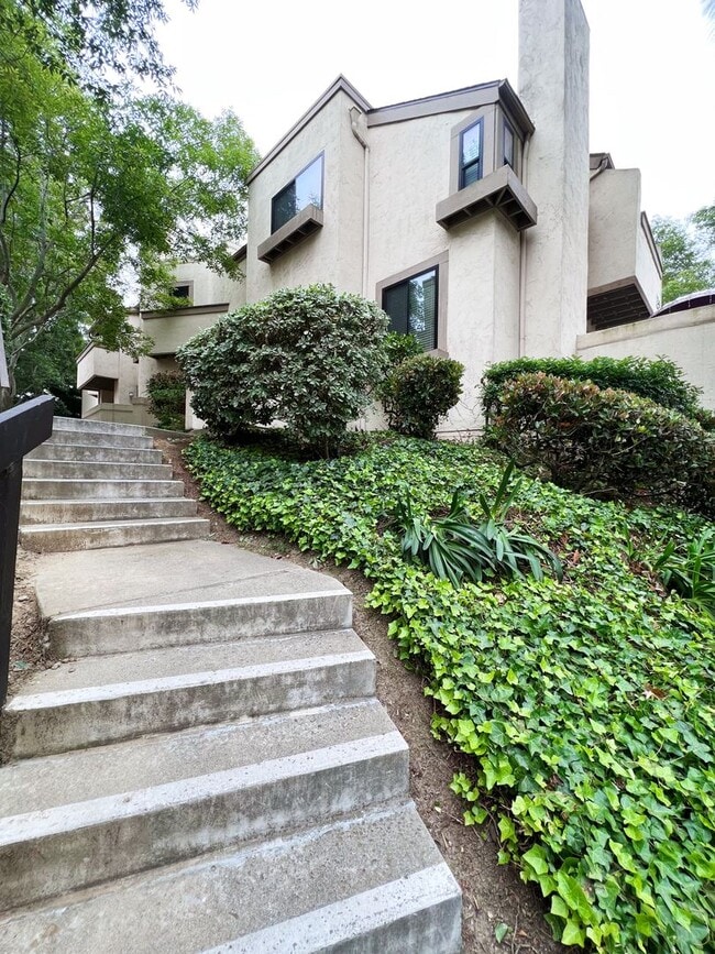 2 Bed/2.5 Bath Townhome - Beautifully Upgr... - 2 Bed/2.5 Bath Townhome - Beautifully Upgr...