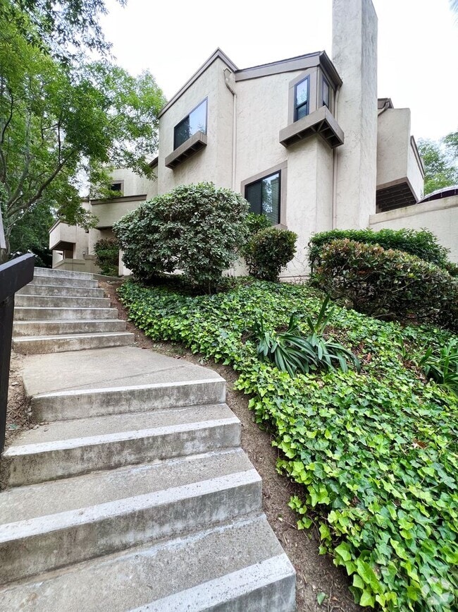 Building Photo - 2 Bed/2.5 Bath Townhome - Beautifully Upgr...