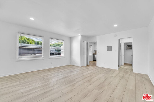 Building Photo - 926 N Spaulding Ave Unit 4