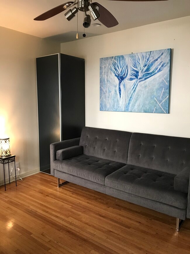 couch /futton - 7162 Beverly Blvd