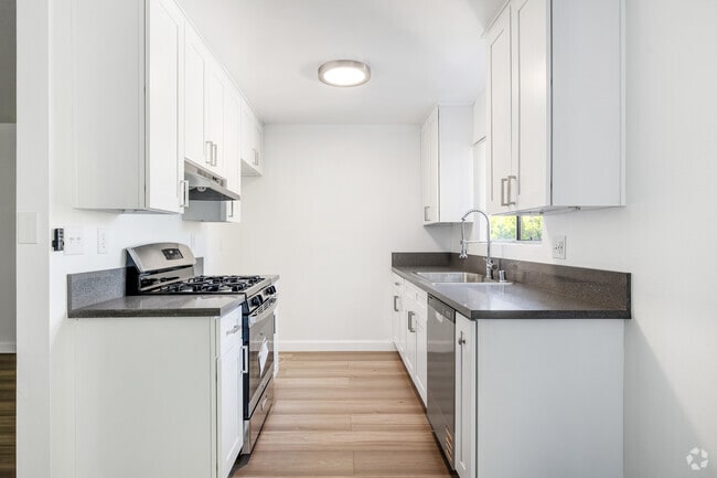 1BD, 1BA - 647SF - Kitchen - Las Palmas Apartments