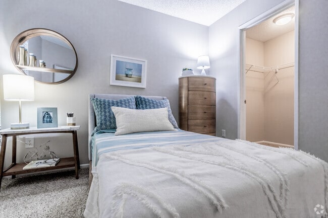 2BR, 2BA - 981 SF - Bluffs