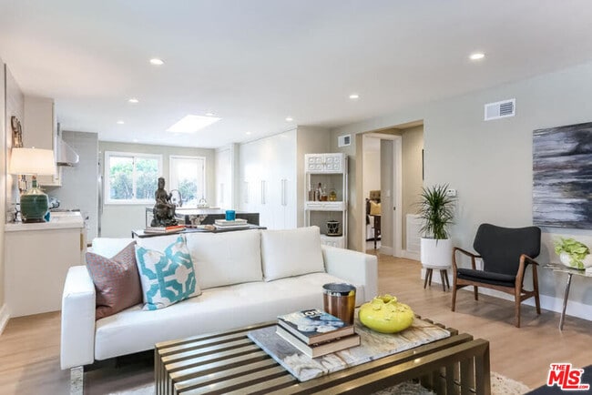 Photo - 9016 Dicks St