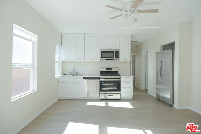 Building Photo - 407 N Coronado St