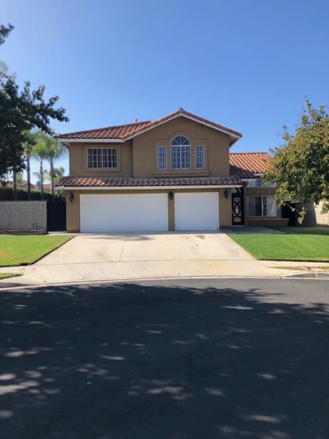Building Photo - Absolutely stunning, decked out pool home in Corona won't last!