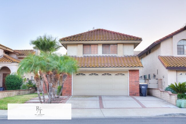 Building Photo - Gorgeous 3-Bedroom Home in Prestigious Chi...