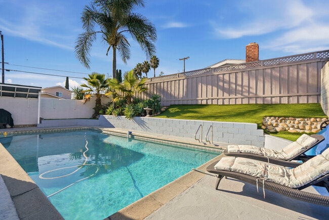 Building Photo - 9452 Larrabee Ave