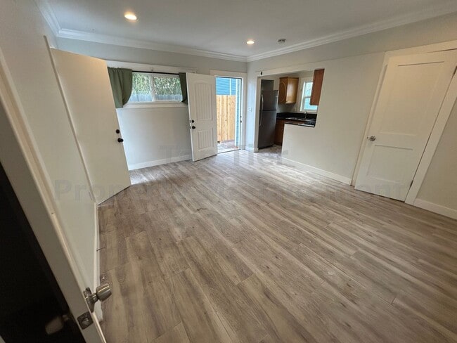 Photo - 2945 Kalmia St