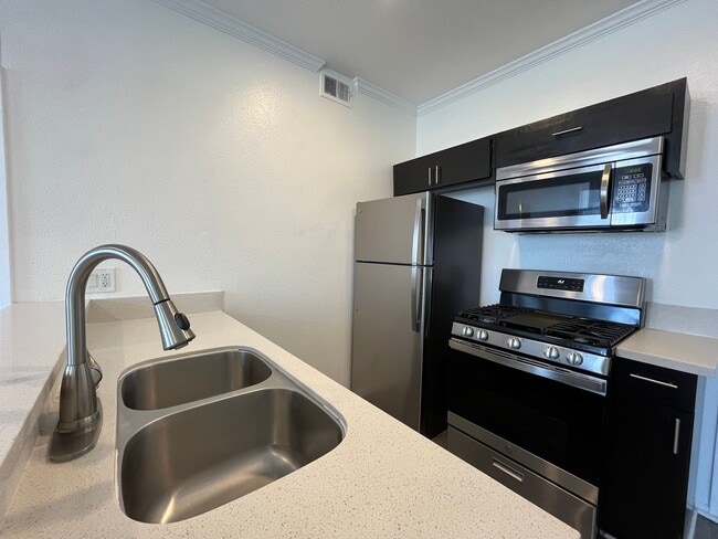 Photo - 14900 Moorpark Street