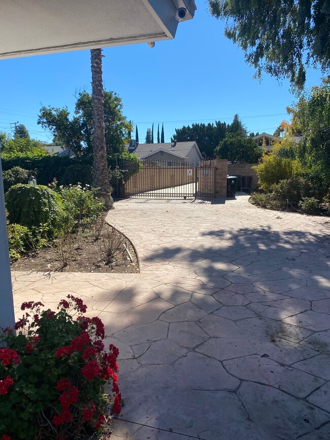 Gated Yard - 22829 Burbank Blvd Unit guesthouse apartment