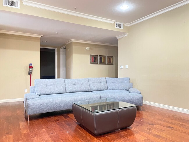 living room - 625 S Berendo St Unit 507