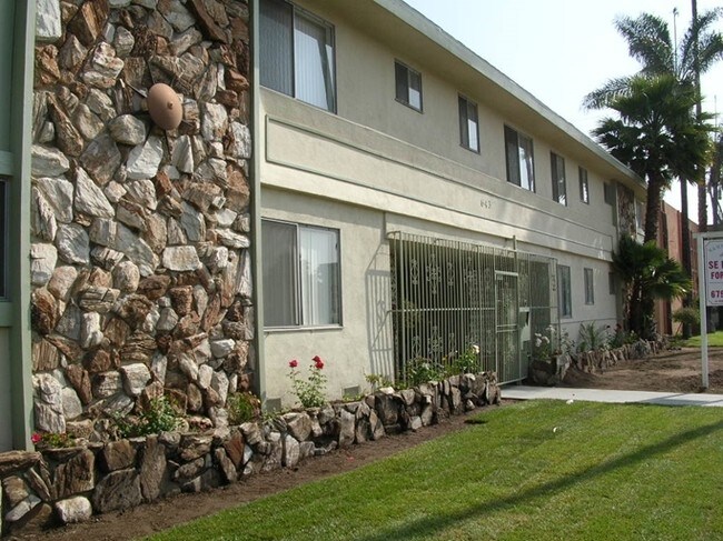 Photo - 643 E 99th St