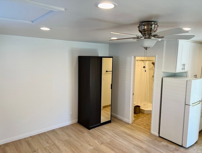 Room facing bathroom - 1404 N Buena Vista St