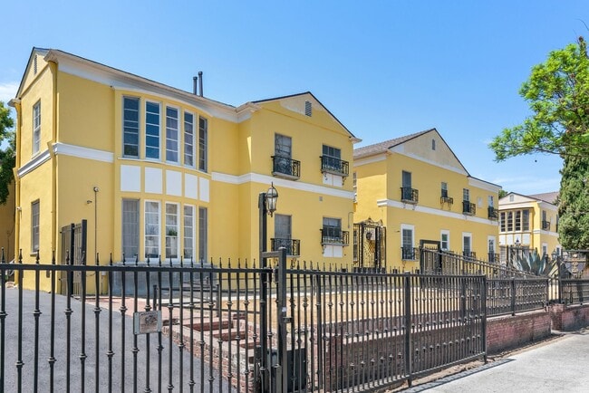 Photo - * BEAUTIFUL AND NEWLY RENOVATED TWO BEDROO... Unit 19-201